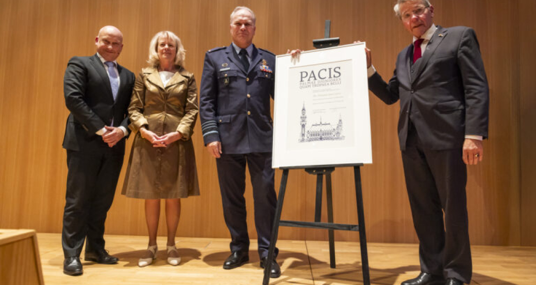 Carnegie Wateler Peace Prize 2024 FLTR Iljan van Hardevelt. Dr. Elisabeth Wesseling van Gent. Generaal Onno Eichelsheim. Piet-Hein Donner