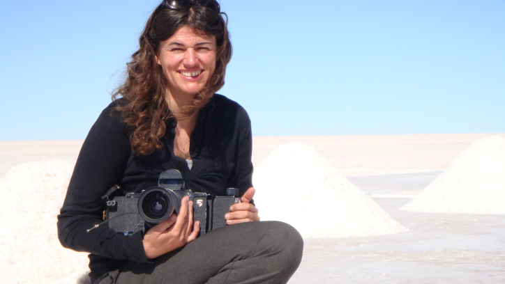 Scarlett_Hooft_Graafland_in_de_Salar_woestijn_Gaston_Ugalde.jpg