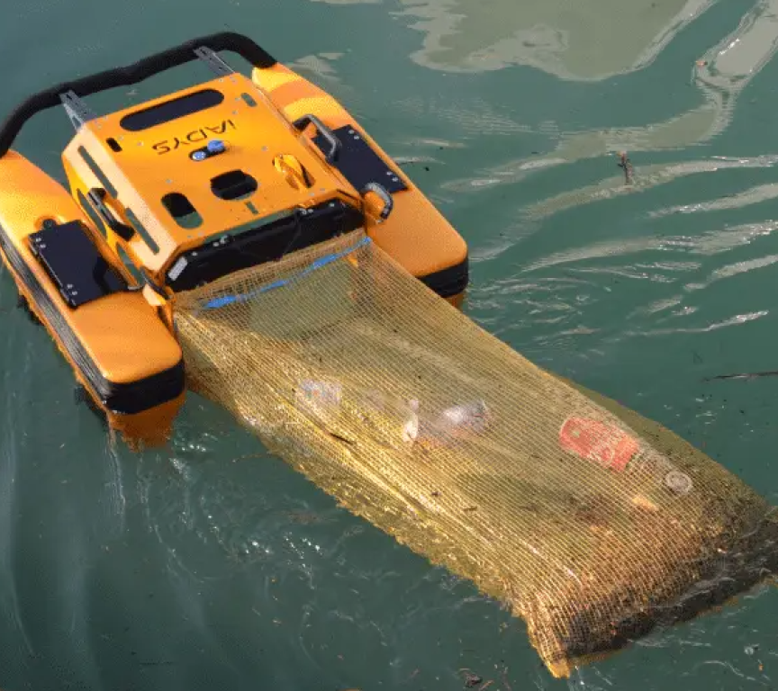  A robot cleaning up the Hofvijver in The Hague  
