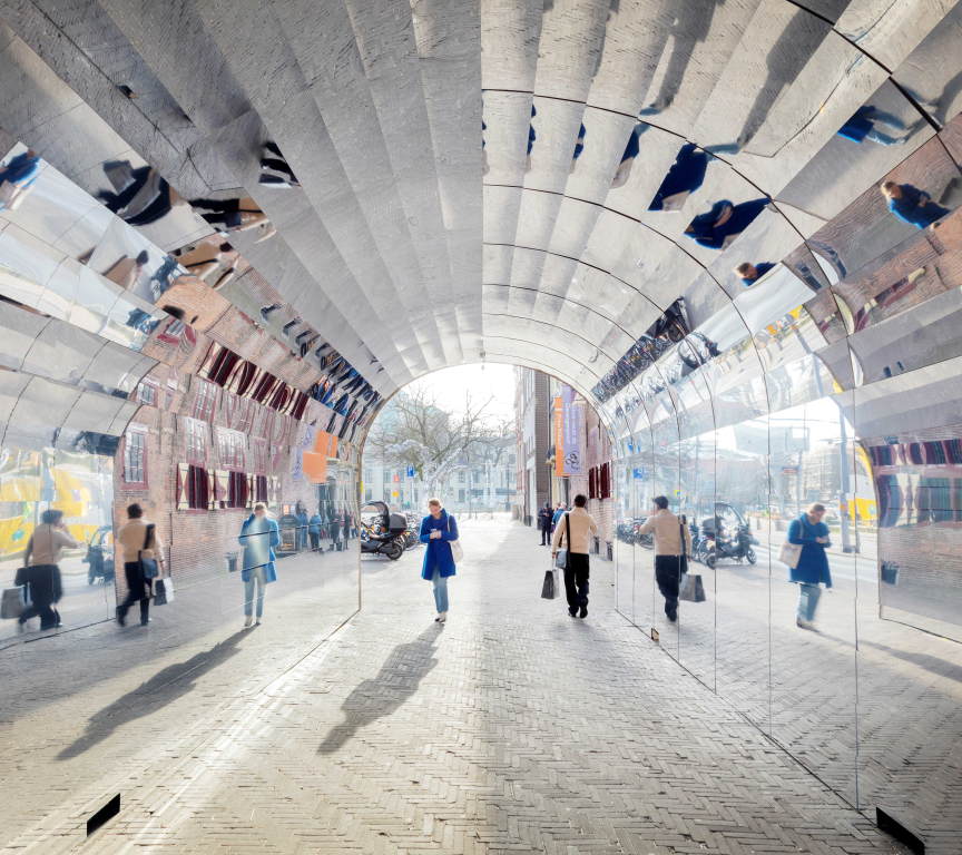 Een spectaculaire nieuwe installatie bij de Gevangenpoort laat het Spiegelfestival in Museumkwartier Den Haag nog meer schitteren