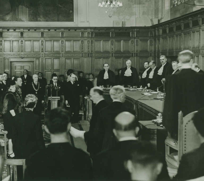 Rechters en publiek in een formele rechtszaal
