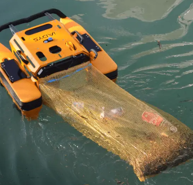 A robot cleaning up the Hofvijver in The Hague