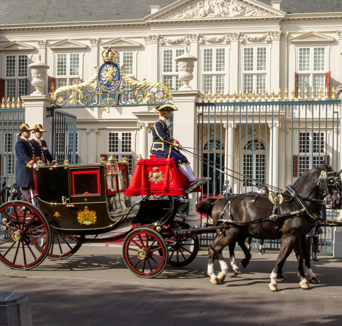 Beleef 200 jaar traditie met nieuwe vitrine-expo over geloofsbrievenceremonie