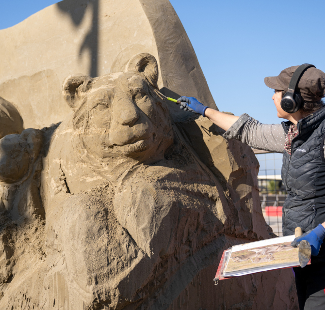 Succesvolle start van het Haagse strandseizoen met terugkeer van indrukwekkende zandsculpturen