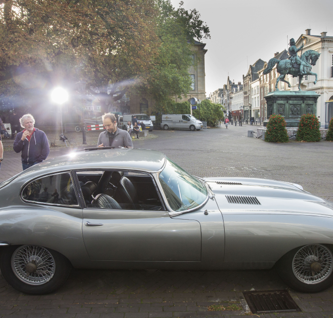 Scope-filming outside paleis noordeinde