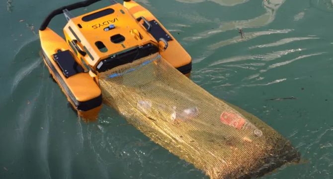  A robot cleaning up the Hofvijver in The Hague  