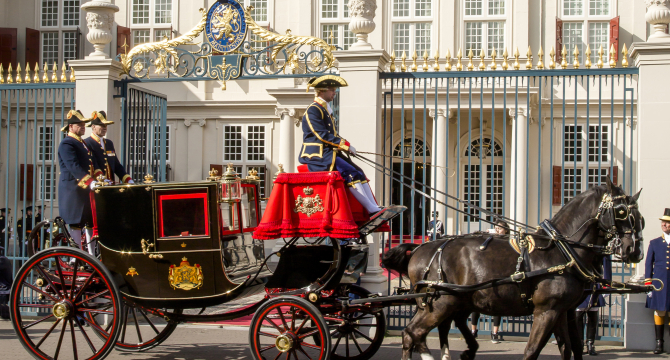 Beleef 200 jaar traditie met nieuwe vitrine-expo over geloofsbrievenceremonie