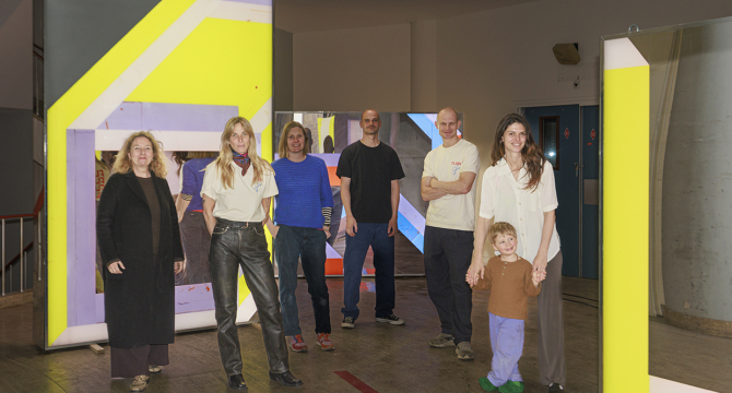 BinnenhofBuiten doneert spiegelend kunstwerk van Marleen Sleeuwits aan Flora Restaurant en Filmhuis