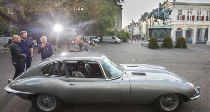 Scope-filming outside paleis noordeinde