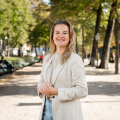 Vrouw met glimlach in een park met groene bomen - Lisa Hoenderop