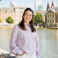 Smiling woman in front of the Hofvijver in The Hague.