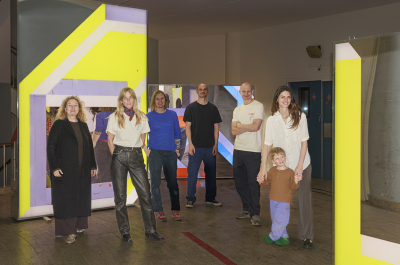 BinnenhofBuiten doneert spiegelend kunstwerk van Marleen Sleeuwits aan Flora Restaurant en Filmhuis