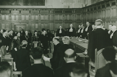 Rechters en publiek in een formele rechtszaal