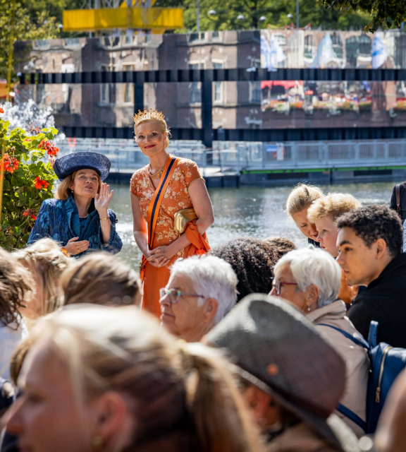 Mensen genieten van een evenement bij de Hofvijver in Den Haag. (c) Jelle Mes