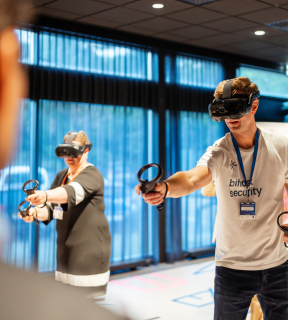 Afbeelding van 2 mensen die VR bril dragen op het ONE cyber business event 2024