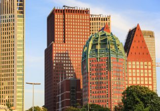 Skyline van Den Haag met de moderne kantoorgebouwen van verschillende ministeries