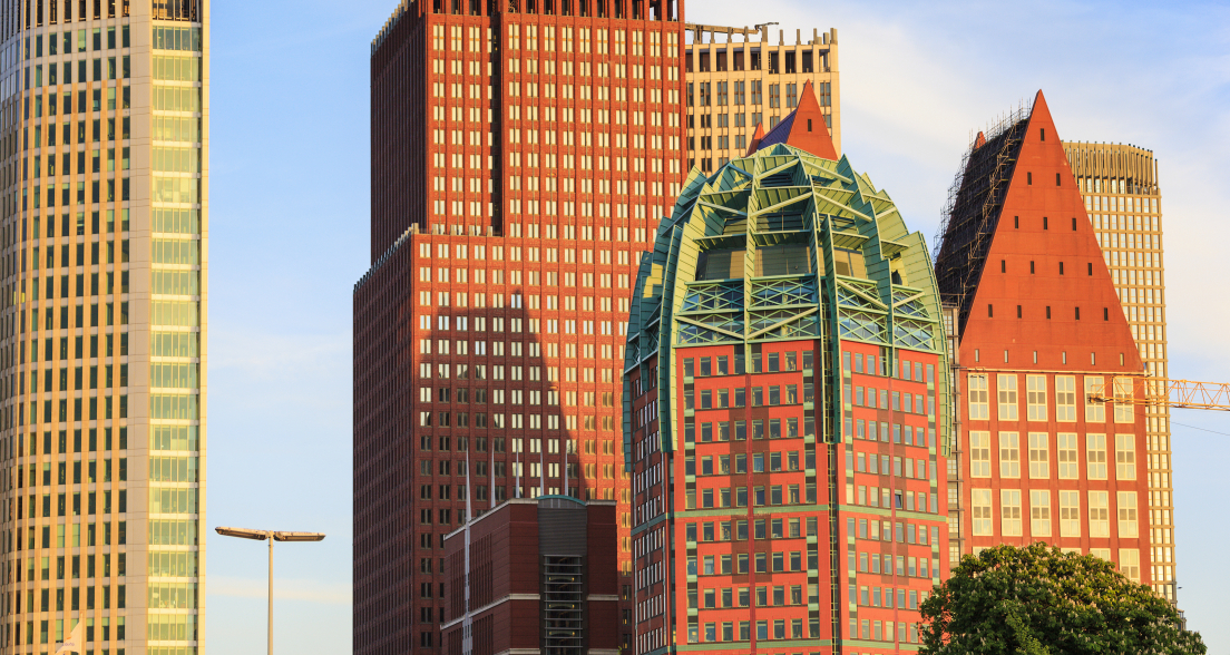 Skyline van Den Haag met de moderne kantoorgebouwen van verschillende ministeries